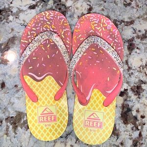 Reef flip flops size 9/10 is sprinkle pink and yellow